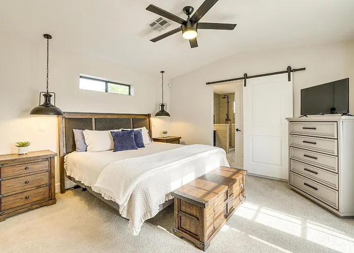 1 Mi To Grand Ave: Modern W/ Spacious Yard! Phoenix