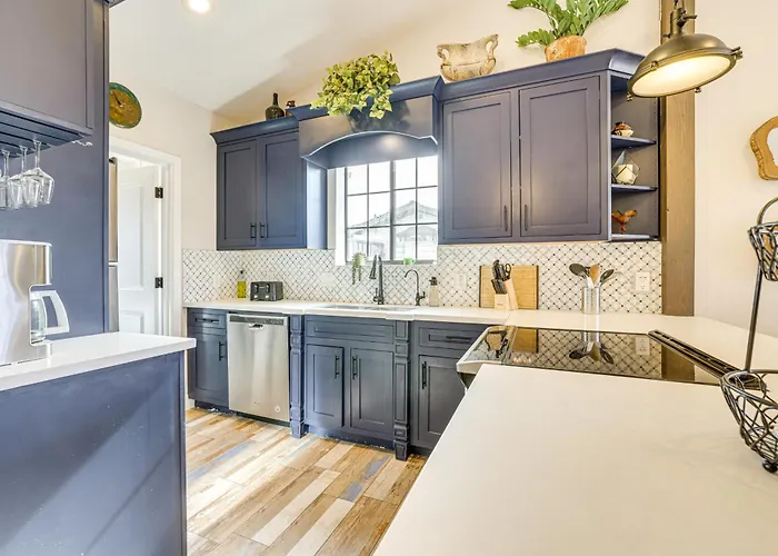 1 Mi To Grand Ave: Modern W/ Spacious Yard! Сasa de vacaciones *