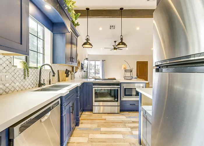 Сasa de vacaciones 1 Mi To Grand Ave: Modern W/ Spacious Yard!
