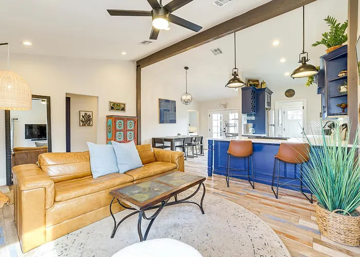 Сasa de vacaciones 1 Mi To Grand Ave: Modern W/ Spacious Yard! *