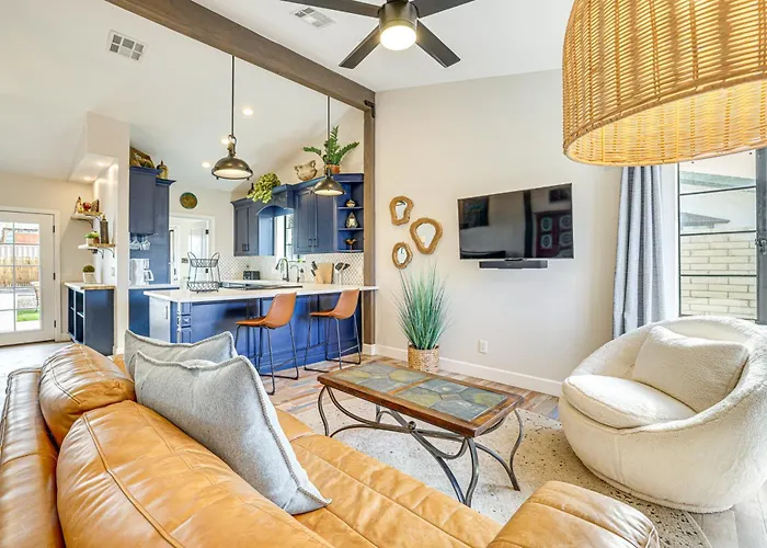 1 Mi To Grand Ave: Modern W/ Spacious Yard!