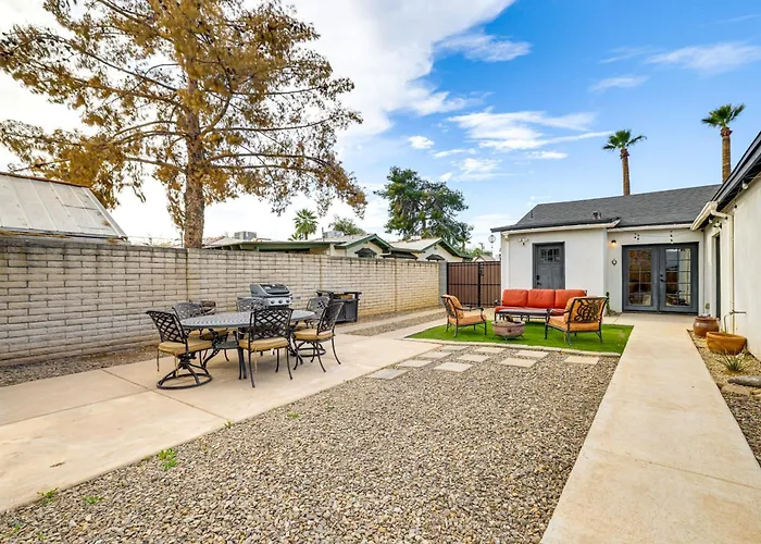 1 Mi To Grand Ave: Modern W/ Spacious Yard! Сasa de vacaciones