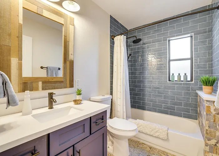 1 Mi To Grand Ave: Modern W/ Spacious Yard!