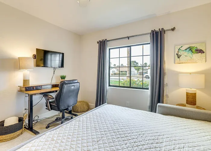 1 Mi To Grand Ave: Modern W/ Spacious Yard! Сasa de vacaciones