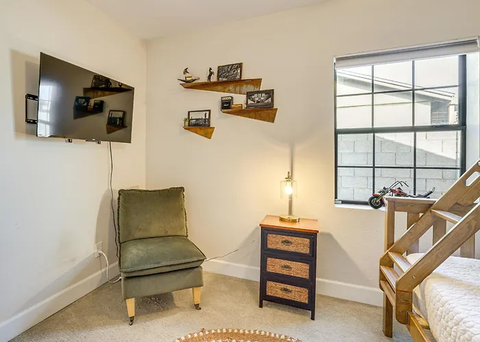 Сasa de vacaciones 1 Mi To Grand Ave: Modern W/ Spacious Yard! *