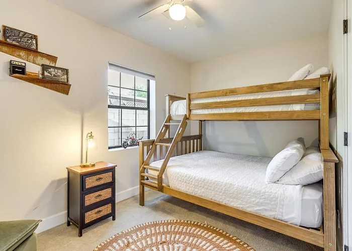 1 Mi To Grand Ave: Modern W/ Spacious Yard! *