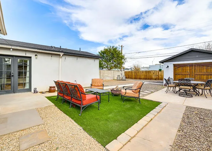 Сasa de vacaciones 1 Mi To Grand Ave: Modern W/ Spacious Yard! *