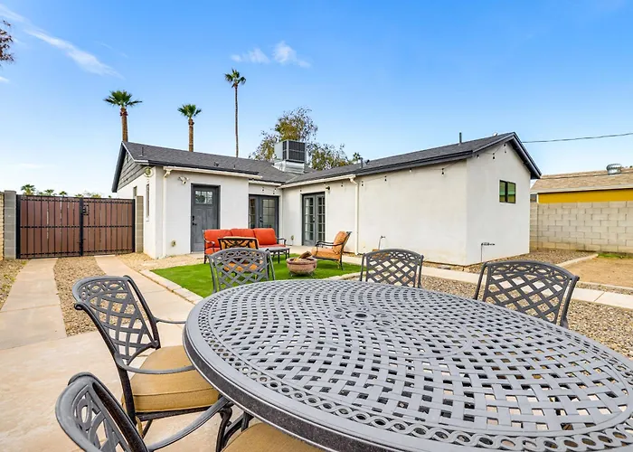 1 Mi To Grand Ave: Modern W/ Spacious Yard! Сasa de vacaciones Phoenix