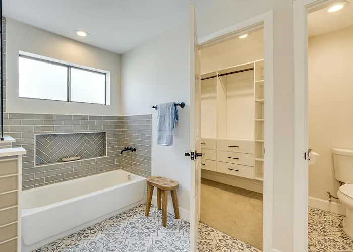 1 Mi To Grand Ave: Modern W/ Spacious Yard! Сasa de vacaciones Phoenix