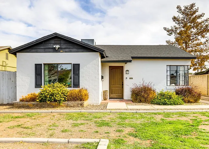 1 Mi To Grand Ave: Modern W/ Spacious Yard! Phoenix